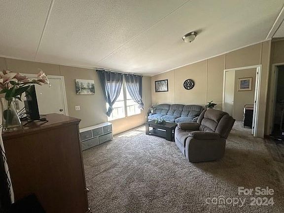 3rd image of 124 Robins Hill Ln
