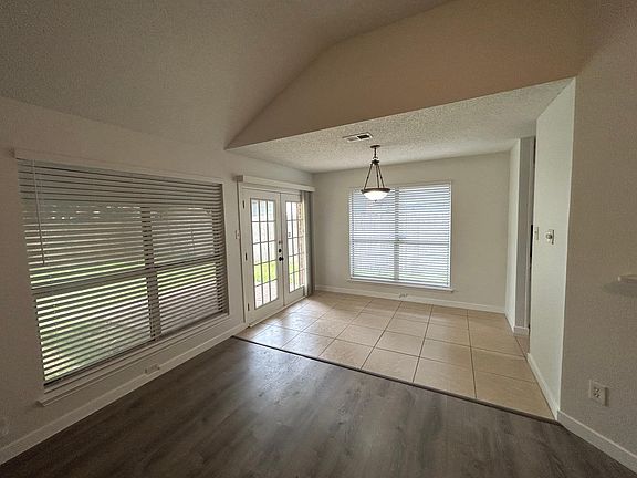 5th image of 2809 White Oak Dr