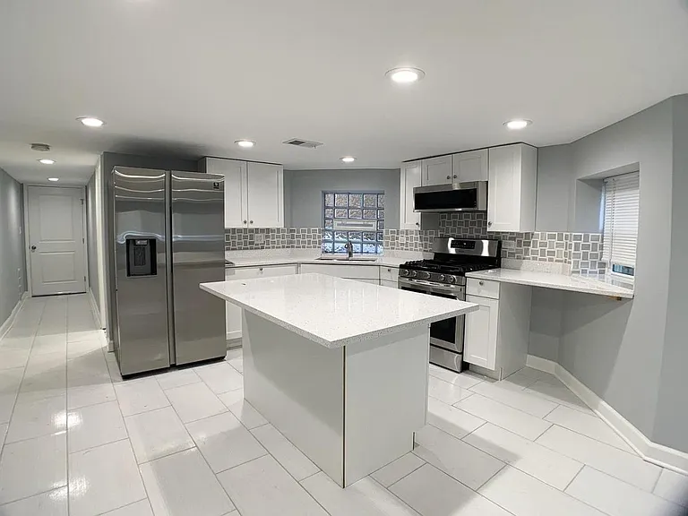 2327 N Harding Ave #G — Photo 5