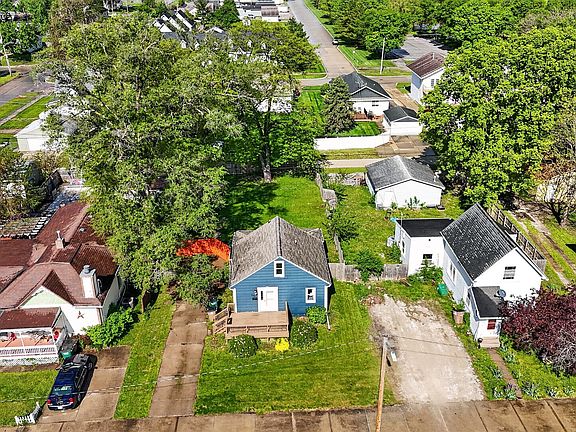 2nd image of 208 8th St