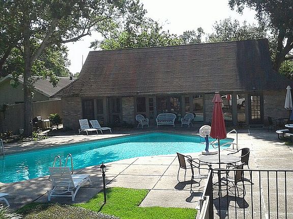 4th image of 694 Lakewood Dr