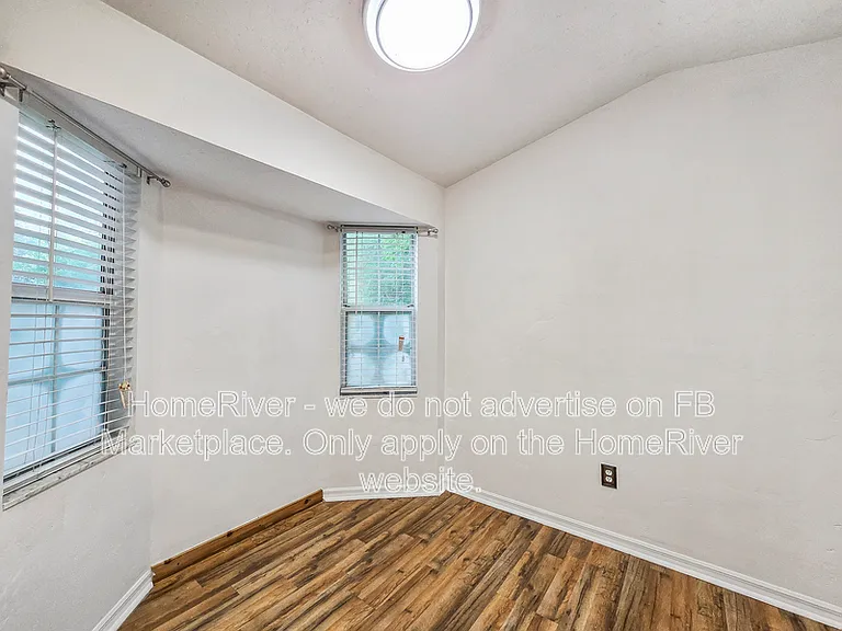 4325 NE 3rd Ct — Photo 9