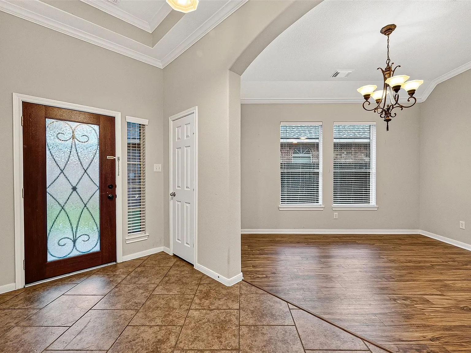 4 bed, 2.0 bath, 2285 sqft, $2,300 — Photo 3