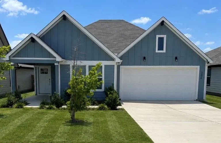 204 Sweetwater Creek Ln — Photo 1