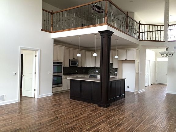 3rd image of 909 Hickory Dr