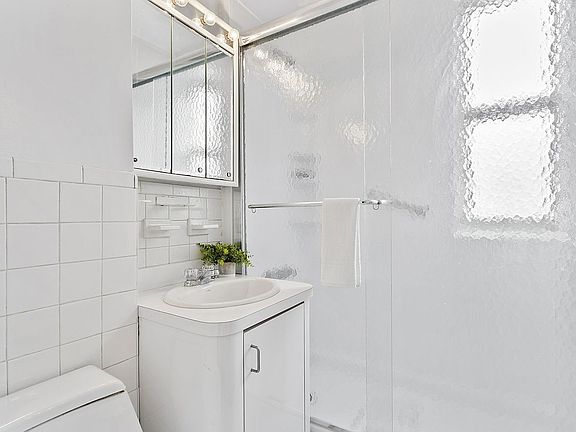 4th image of 310 W 72nd St #15B