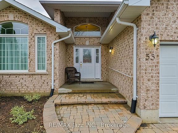 3rd image of 33 Ashwood Cres