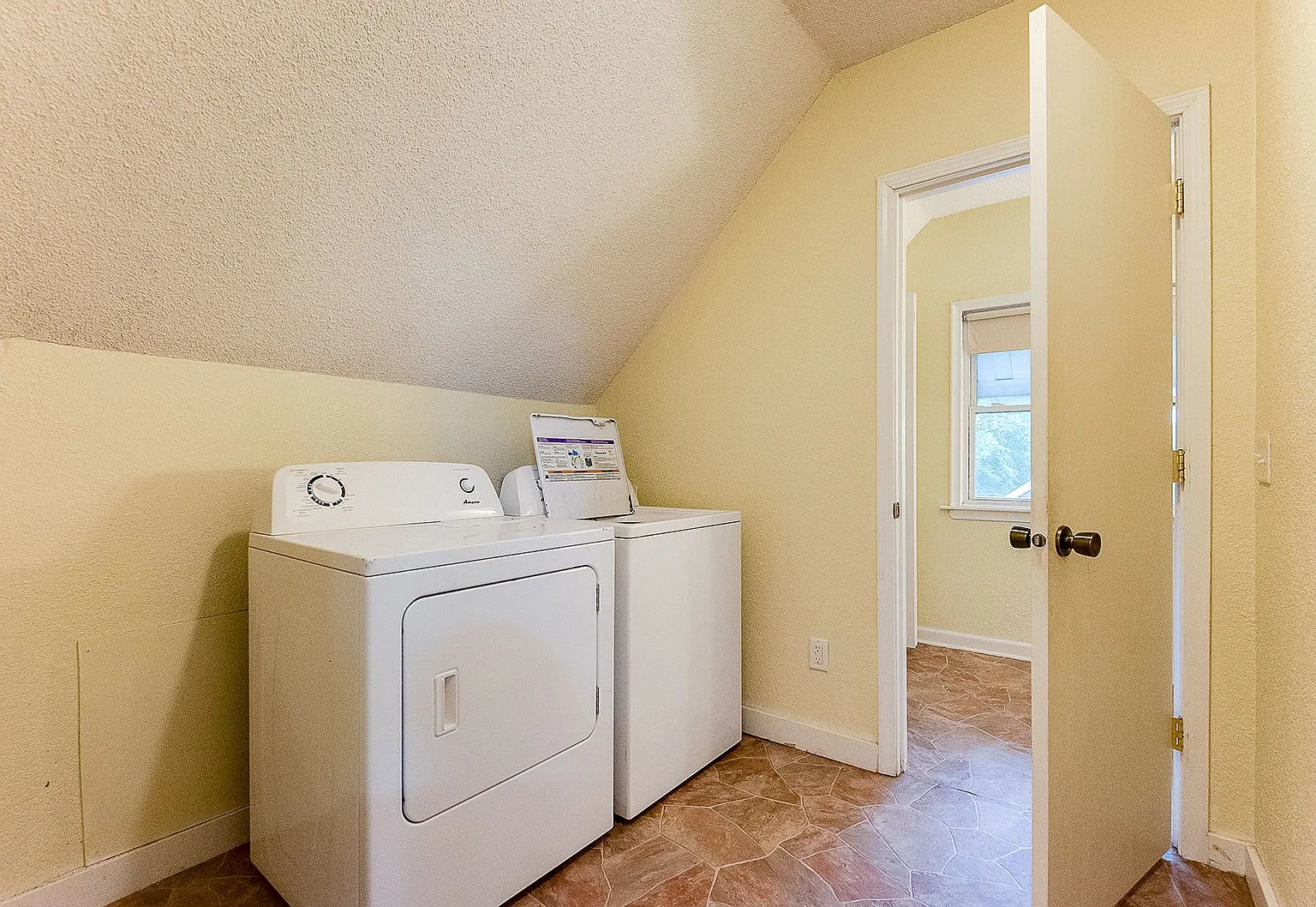 4 bed, $2,200 — Photo 2