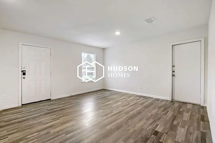 3 bed, 1.0 bath, 838 sqft, $1,149 — Photo 3