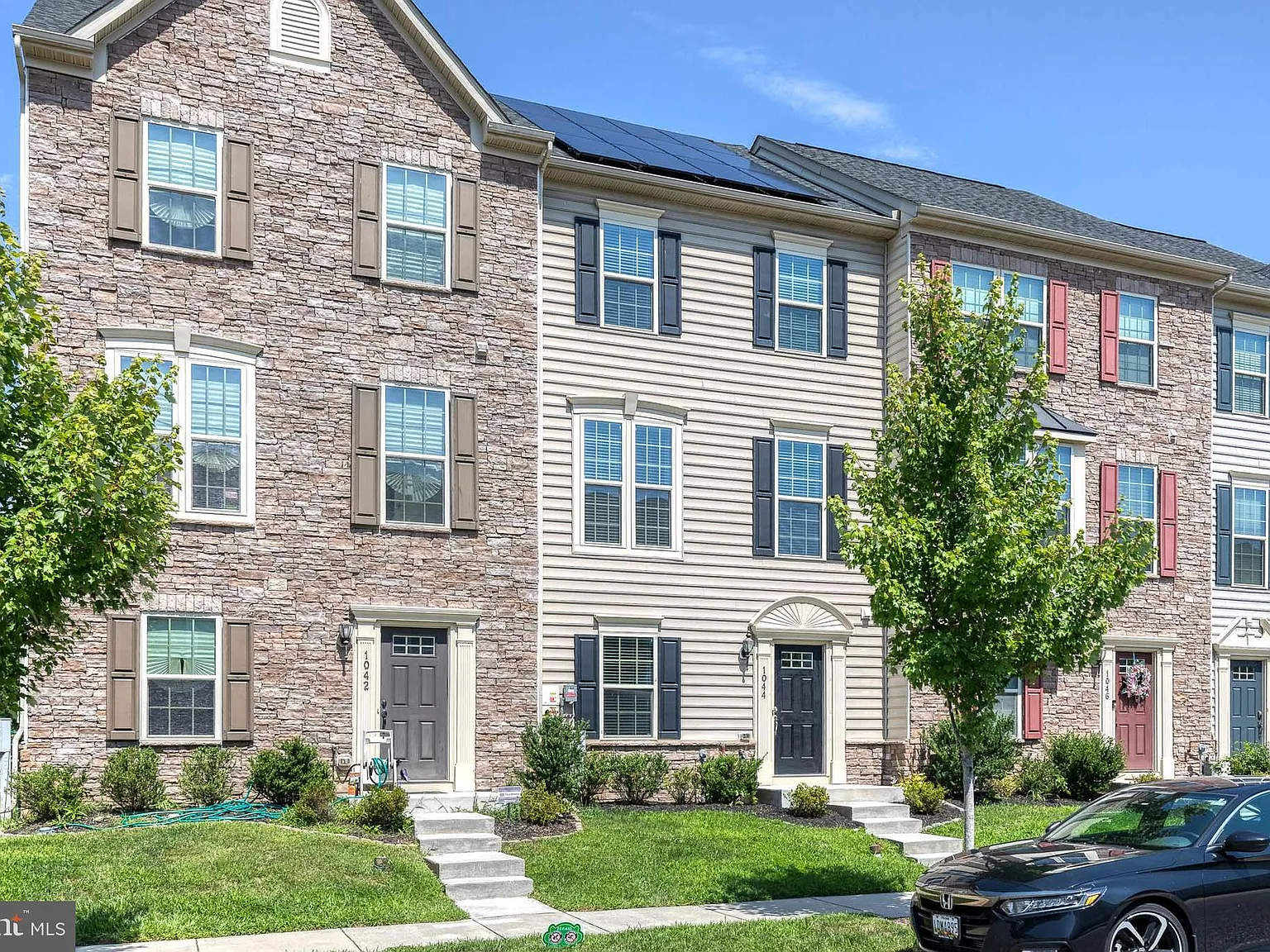 3 bed, 3.5 bath, 2040 sqft, $3,000 — Photo 2