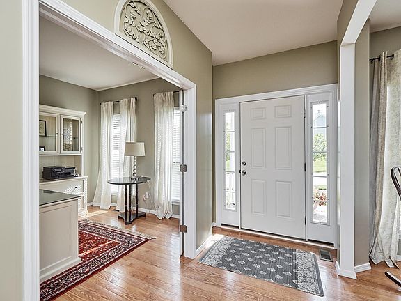 Pretty entry with hardwoods, 9ft ceilings, trimmed out French doors to an office and a formal dining.