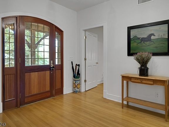 5th image of 9 Beacon Hill Dr