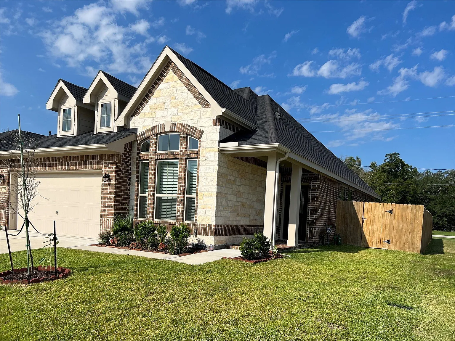 3 bed, 2.0 bath, 1450 sqft, $2,400 — Photo 2