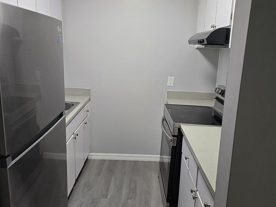 1st image of 1006 W Baker St #203