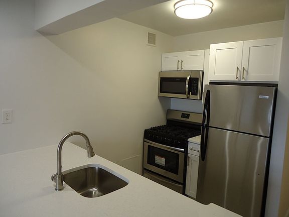 3rd image of 14210 Hoover Ave APT 412