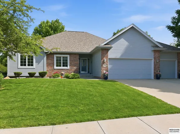 19502 Jones St, Elkhorn, NE 68022