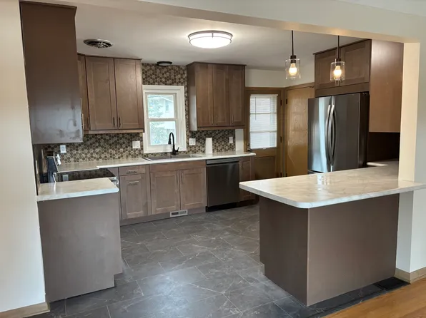 2083 Albemarle St, Roseville, MN 55113