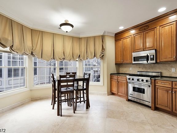 4th image of 517 Kensington Ln