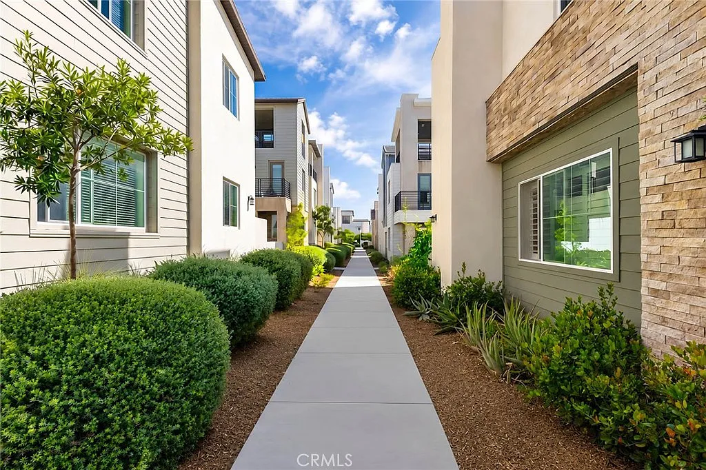 4 bed, 2798 sqft, $6,000 — Photo 4