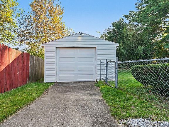4th image of 1703 Centerridge Ave