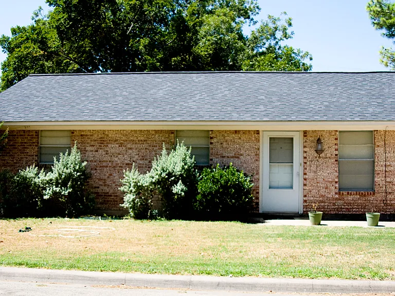 590 N Donna St — Photo 1