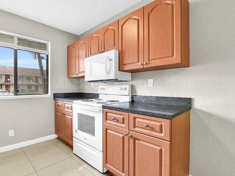 700 Nottingham Cir #D — Photo 12