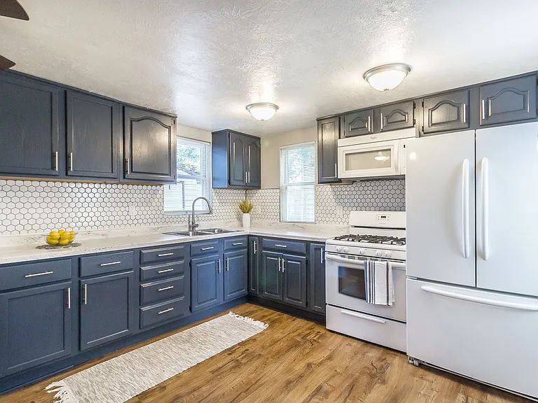 1324 W Sioux St — Photo 2
