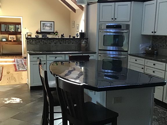 Beautiful, chef’s kitchen