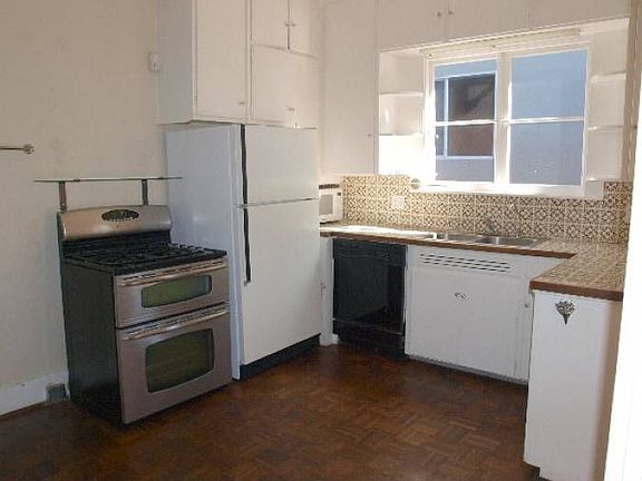 Kitchen w/ Gas Range
