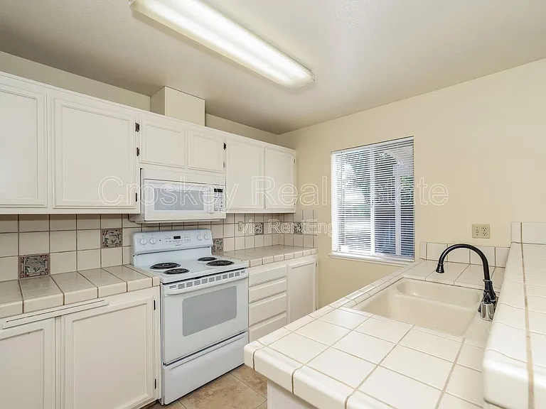 357 Hazelnut Ln — Photo 6