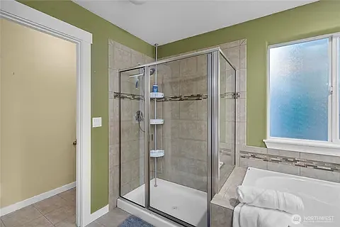 5 bed, 3060 sqft, $4,399 — Photo 4