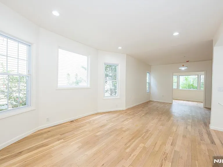 231 Waverly Pl — Photo 22