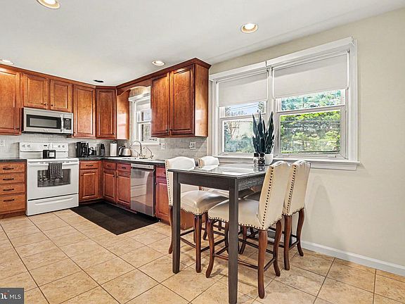 5th image of 913 Stehman Rd