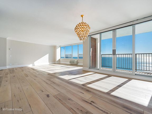2nd image of 940 W Glenlake Ave #30B