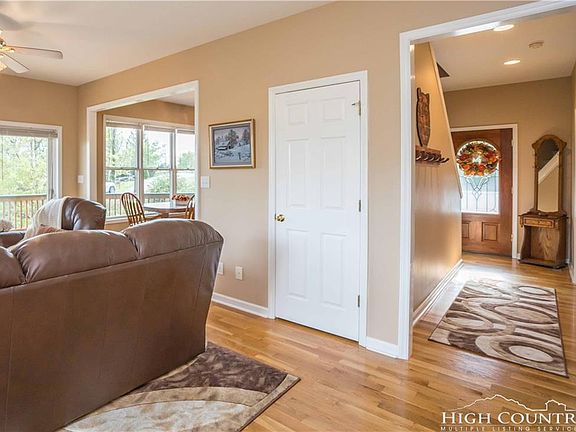 4th image of 190 Summit Park Cir