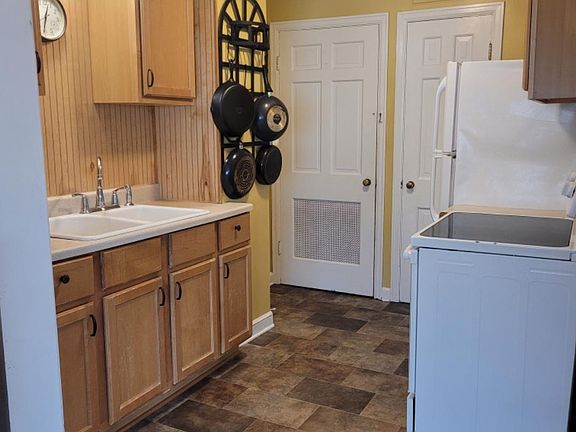 5th image of 8427 W Hawthorne Ave