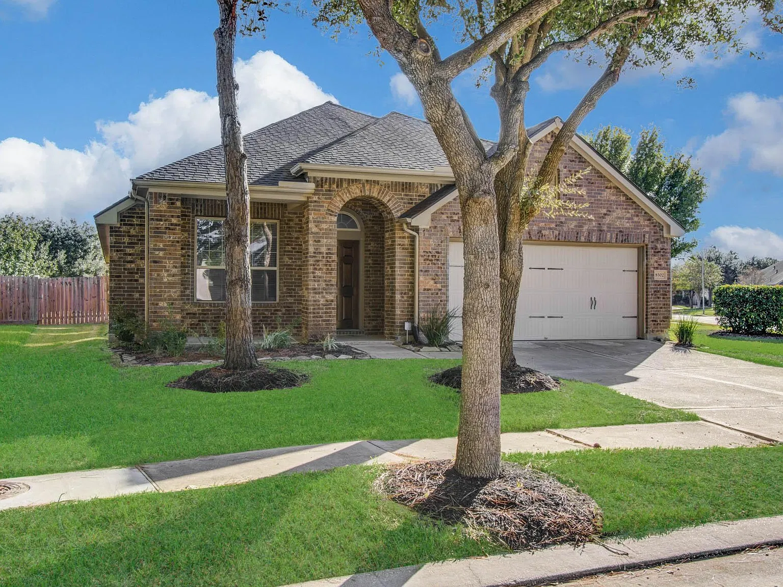 3 bed, 2.0 bath, 2155 sqft, $2,350 — Photo 2