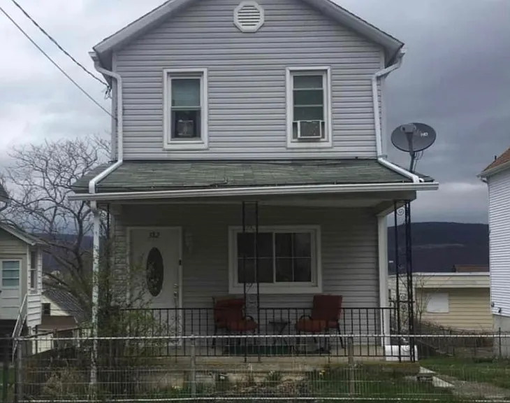 382 E Grove St — Photo 1