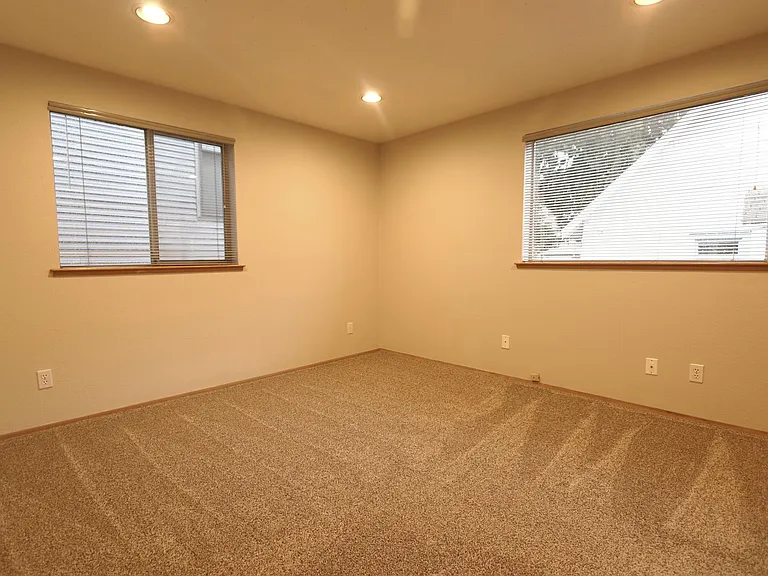 547 NE Ravenna Blvd — Photo 5