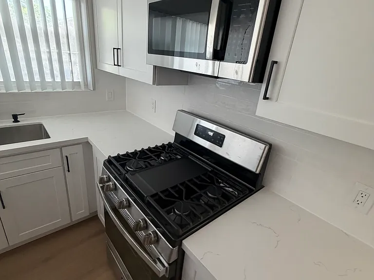 2733 Montrose Ave #7 — Photo 8