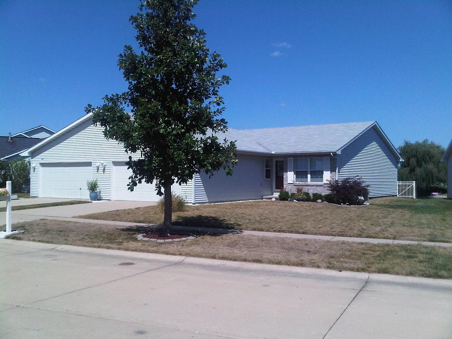 606 Erin Dr photo 1