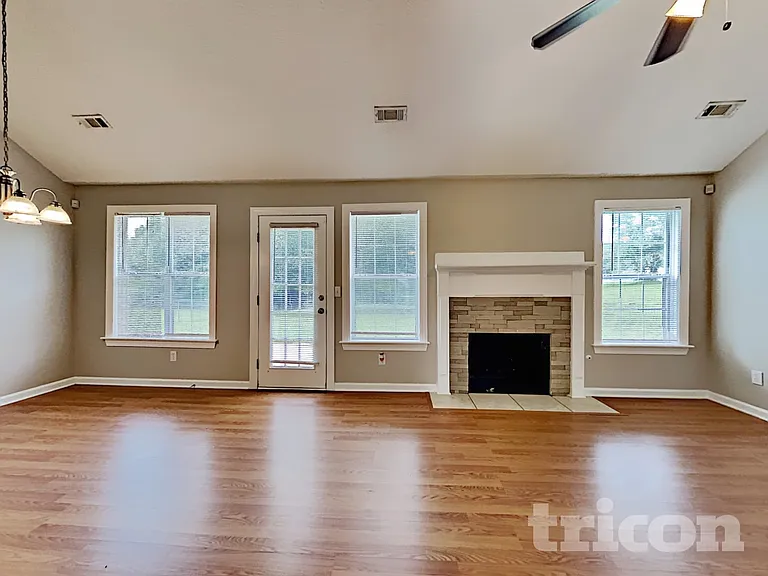 195 Falcon Ridge Dr — Photo 2