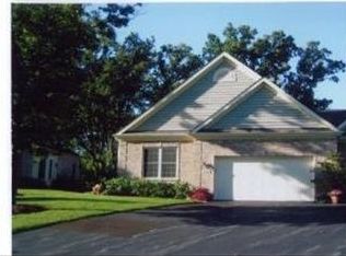 1423 White Oak Ln, Woodstock, IL 60098