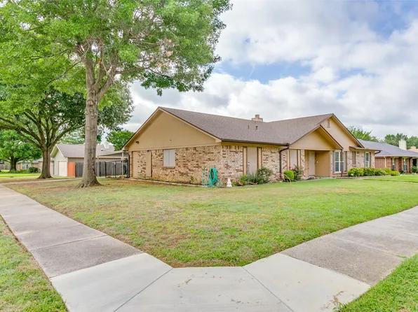 818 Blessing Creek Dr, Euless, TX 76039