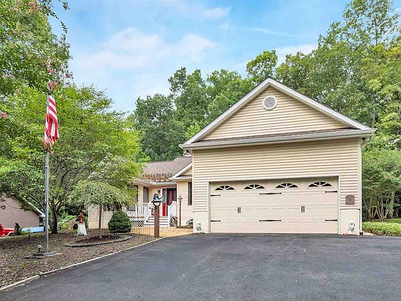 3rd image of 216 Jefferson Dr W