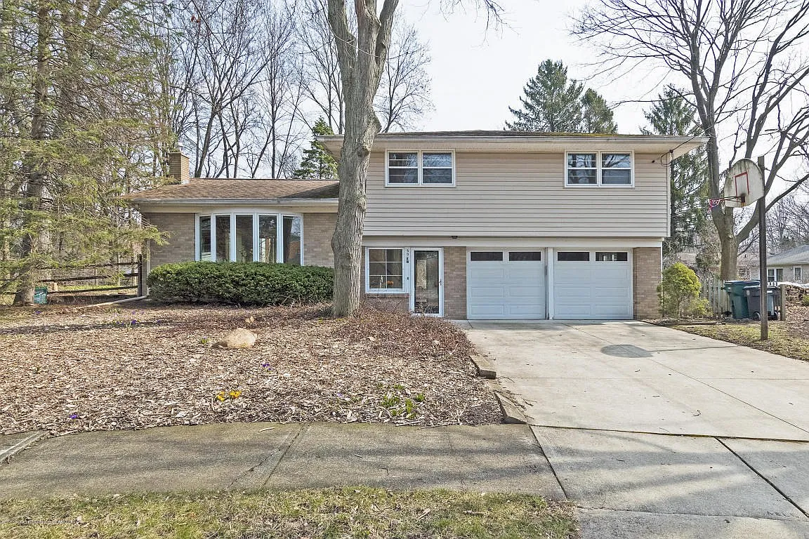 304 Lee Cir photo 1