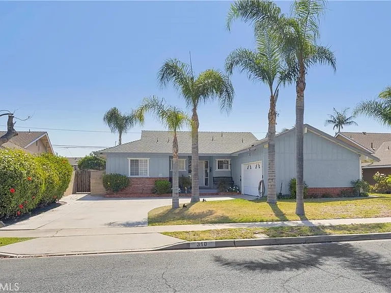 310 S Beachy Pl — Photo 2