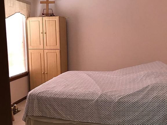 5th image of 924 Manchester Cir