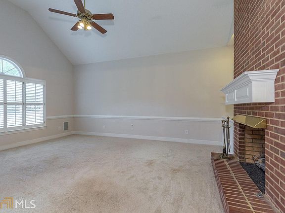 5th image of 204 Mountain Oaks Dr