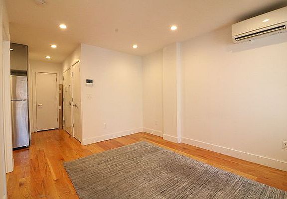 3rd image of 127 E 36th St #4